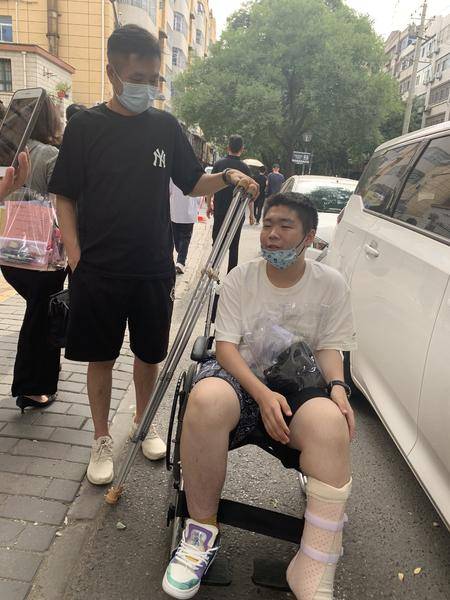 西安一名中考生“伤腿不伤志”父子情深备战中考
