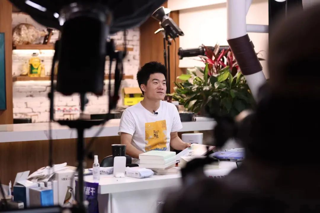 老俞闲话对话姚洋完整版,潮平两岸阔风正一帆悬是什么意思