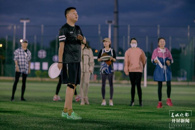 飞盘运动逐渐成为新的潮流,飞盘足球橄榄球