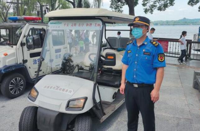 让游客感受城市温度杭州西湖边的便民服务车很贴心