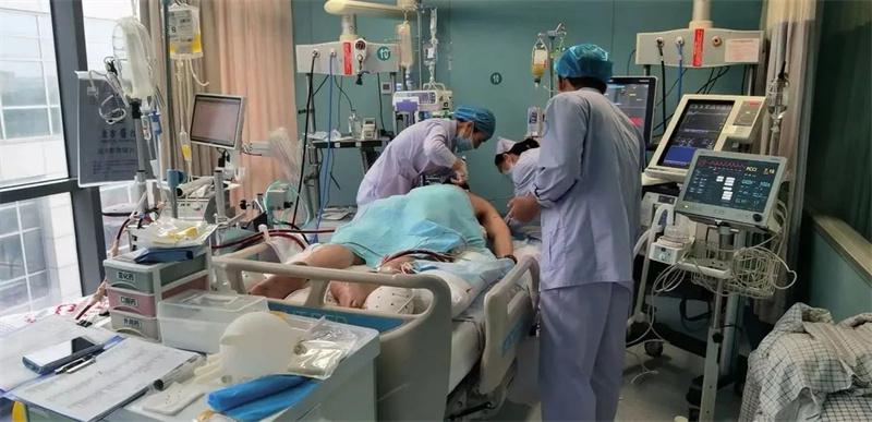 男子全身着火被灭火后续,发生火灾吸入浓烟多久昏迷