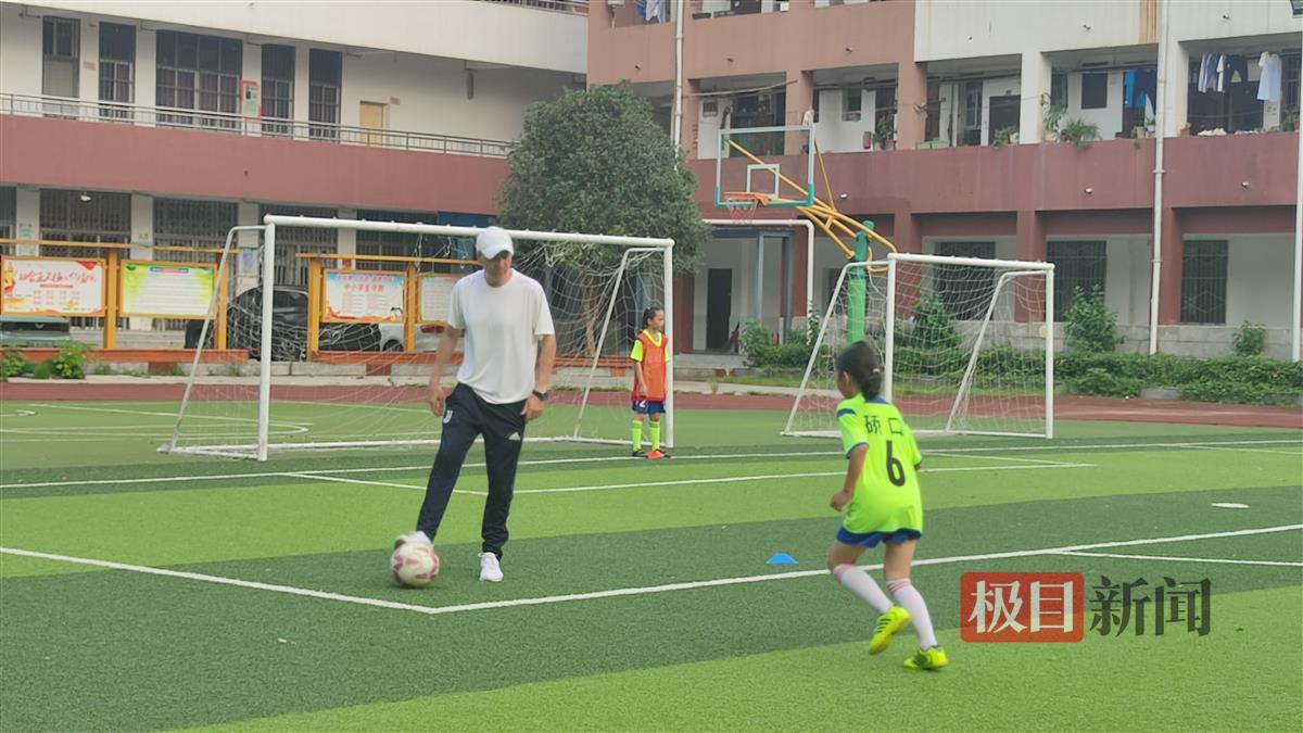 多彩暑假｜三伏天里，“洋教练”带着武汉足球小将逐梦绿荫场