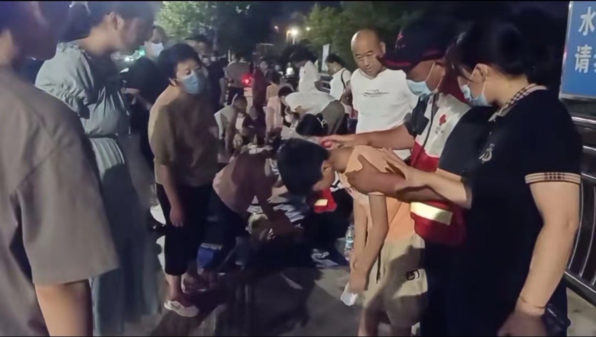 郑州街头现“急救地摊”,郑州急救地摊被央视点赞