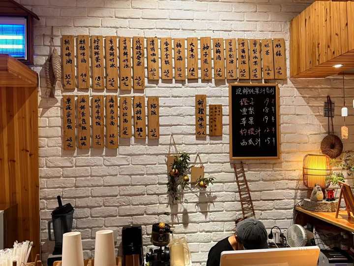 她卖烤猪蹄一天能卖到2万块，杭州夜宵天花板“啦喜街”的深夜在发生什么