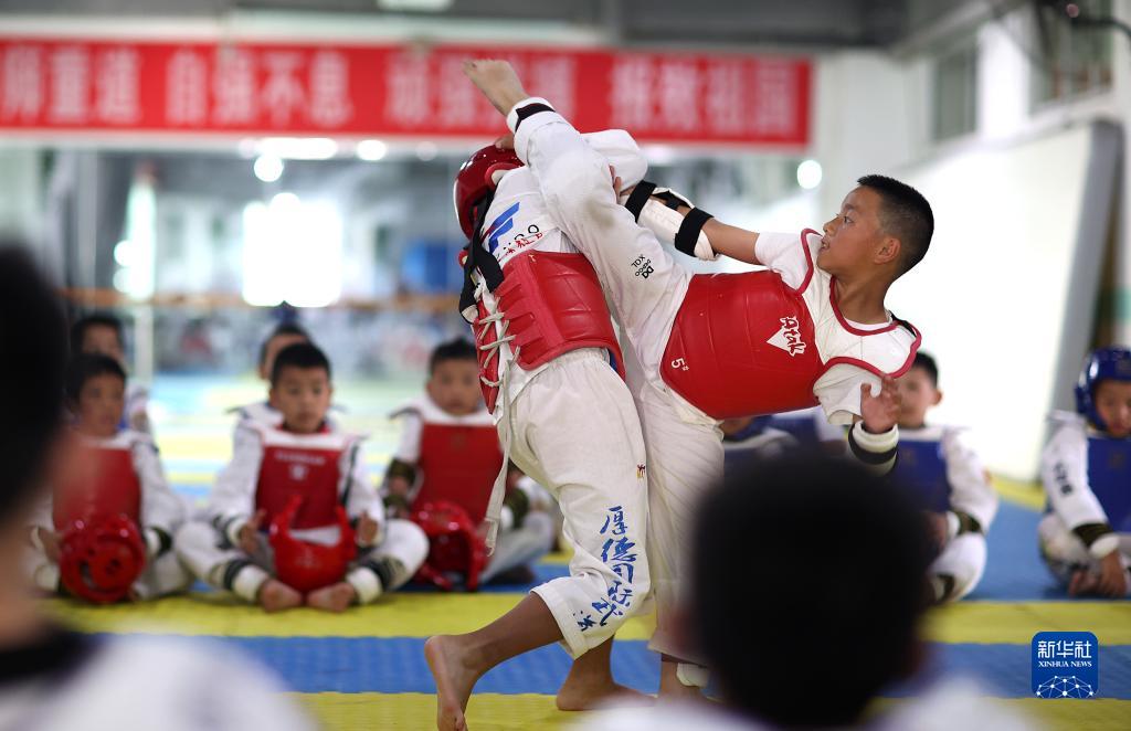 缤纷暑假主题绘画,缤纷暑假绘画简单漂亮