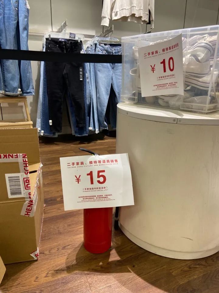 服装清仓甩卖，灭火器15元、半人模特100元也一起卖！这家服装大牌多地关店，问题出在哪？