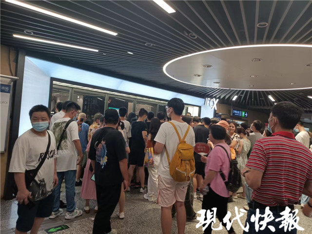 南京茶颜悦色200一杯,南京茶颜悦色首店开业排队200元杯