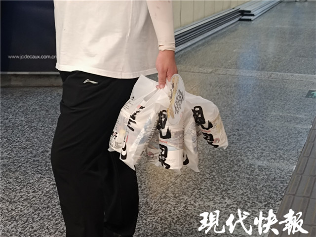 南京茶颜悦色200一杯,南京茶颜悦色首店开业排队200元杯