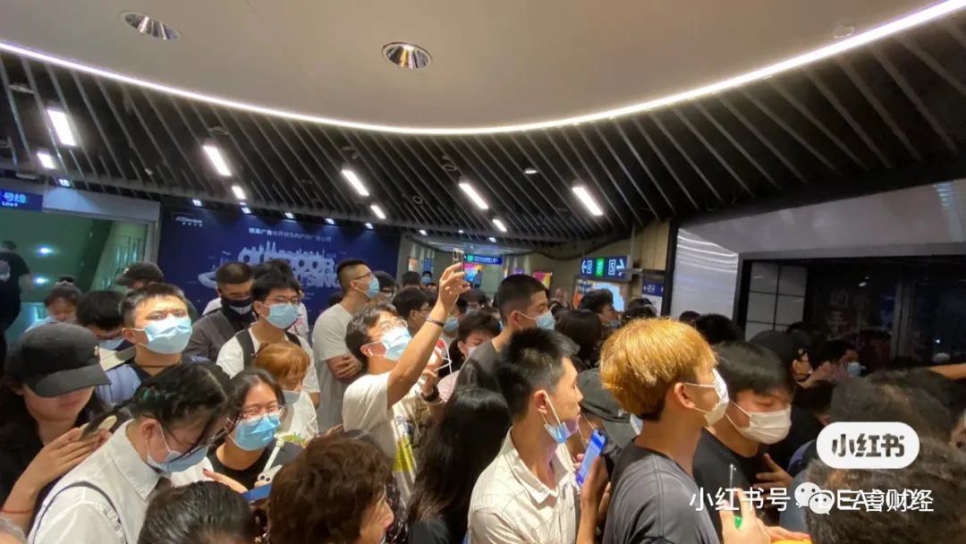 都2022年了，怎么还有人冒酷暑排长长长队买奶茶？