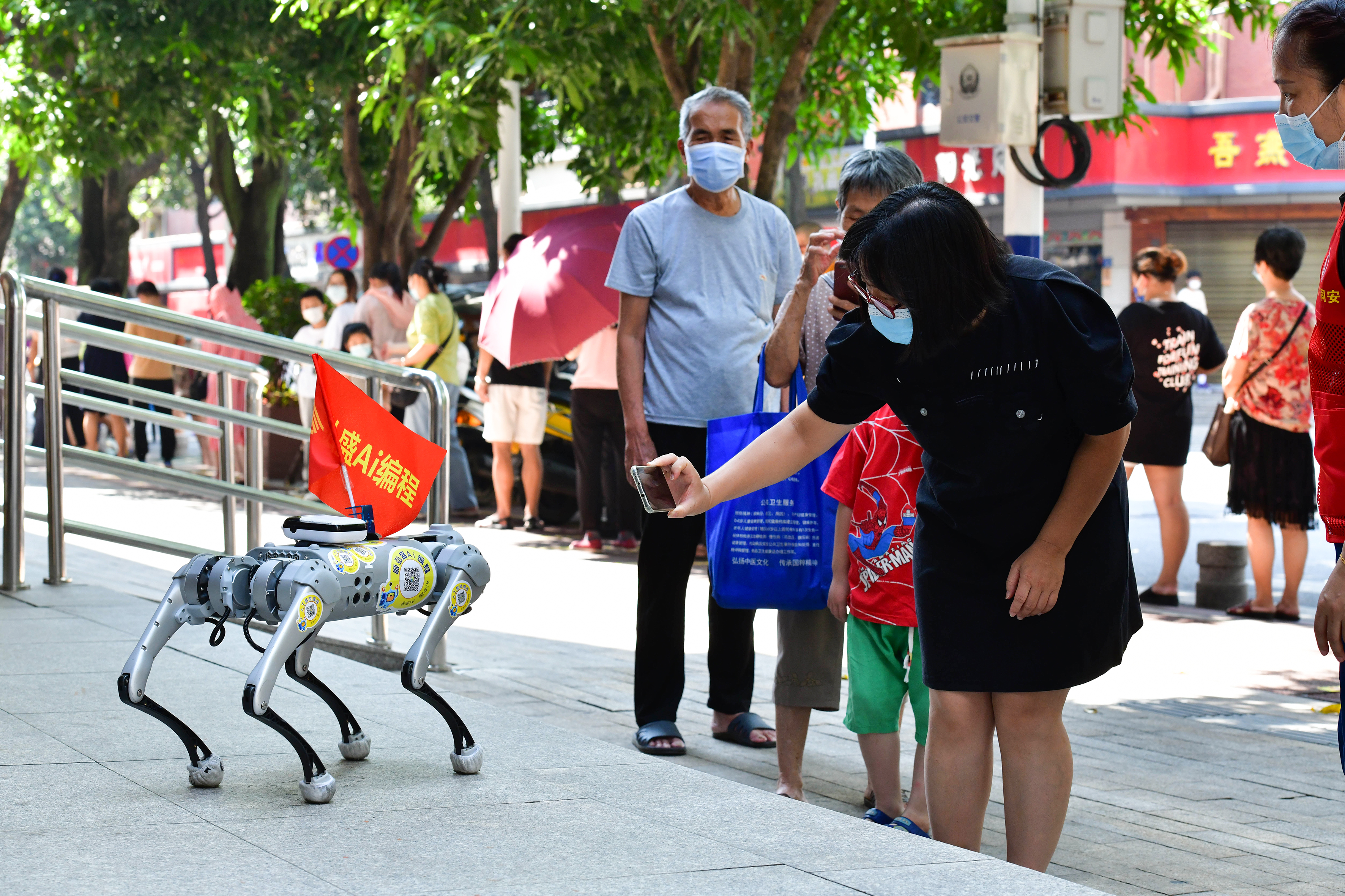 一抹志愿红温暖抗疫路,厦门抗击疫情志愿者