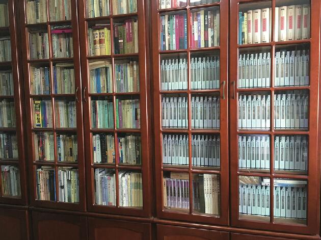 数十年买书藏书读书,还将读书心得整理为文字结集出版他用1.5万册书,打造了家庭图书馆