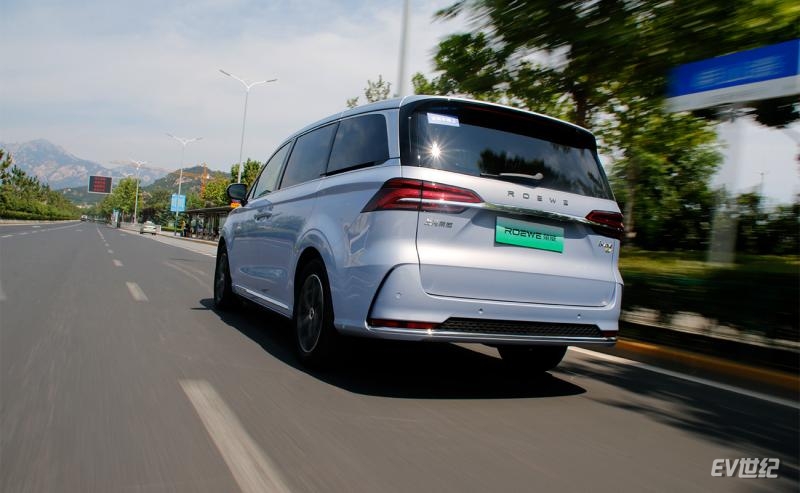 荣威imax8欢聚版路测,全球首款纯电mpv荣威imax8ev