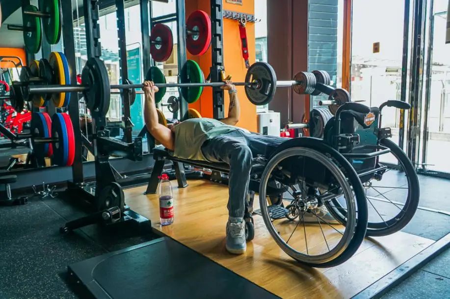 双腿残疾小伙健身一年减重50斤,双腿残疾小伙一年减重50斤