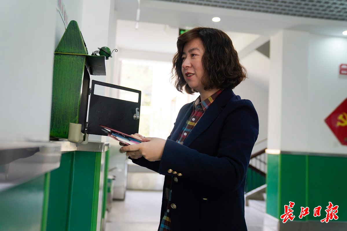 人民日报报道武汉“书信校长韦莉”：做孩子们心灵上的伙伴