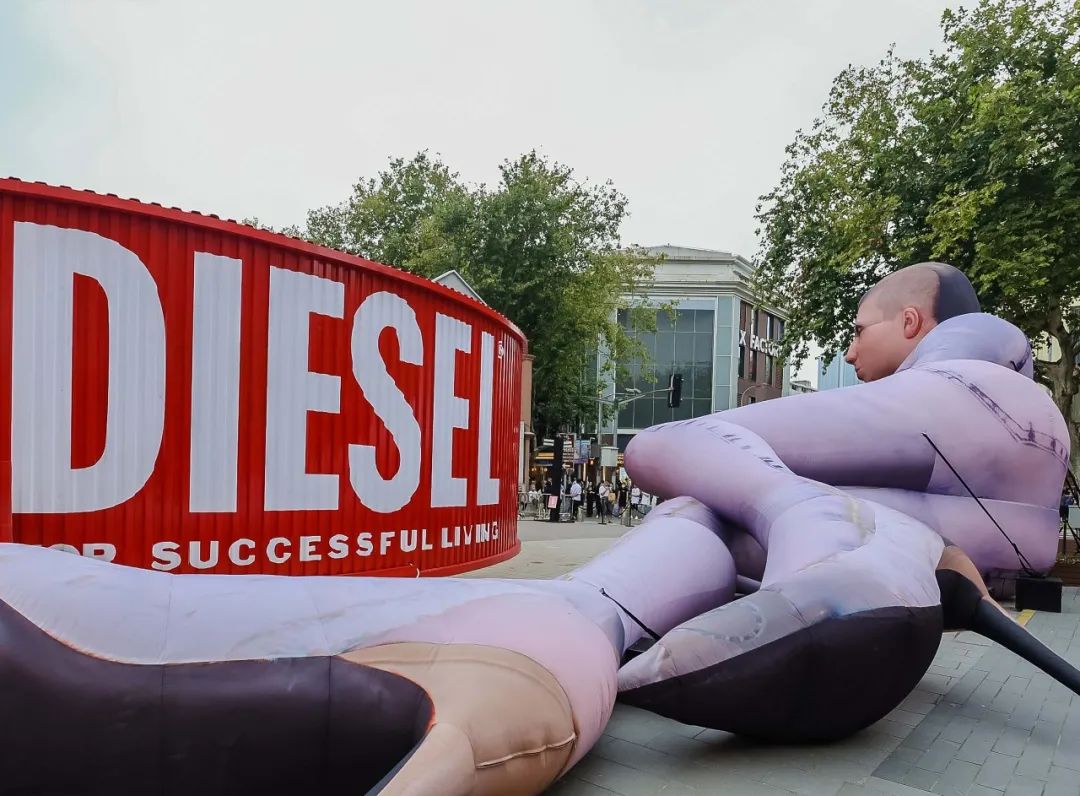 淮海路闪现“巨型充气人偶”！有人吓哭，有人被迷住！谁还没有看过TA？