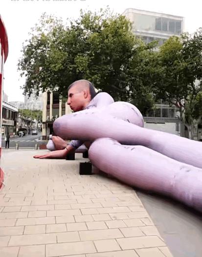 淮海路闪现“巨型充气人偶”！有人吓哭，有人被迷住！谁还没有看过TA？