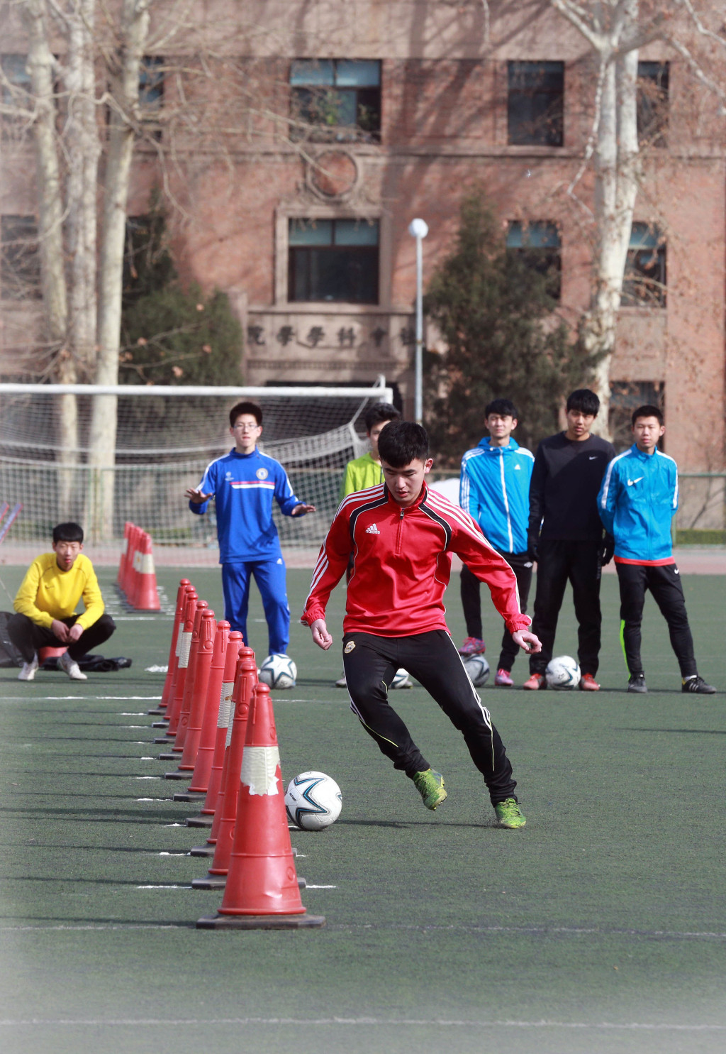 新闻周刊丨“踢”进象牙塔，升学新捷径？足球考试真不简单，伯乐的孩子也闹悬