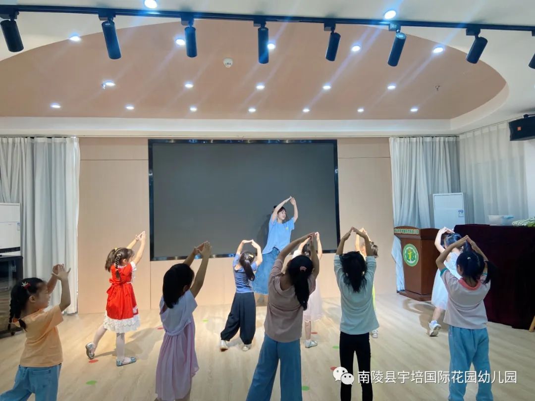 点赞他们在危急时刻挺身而出,点赞他们在烈日下的坚守