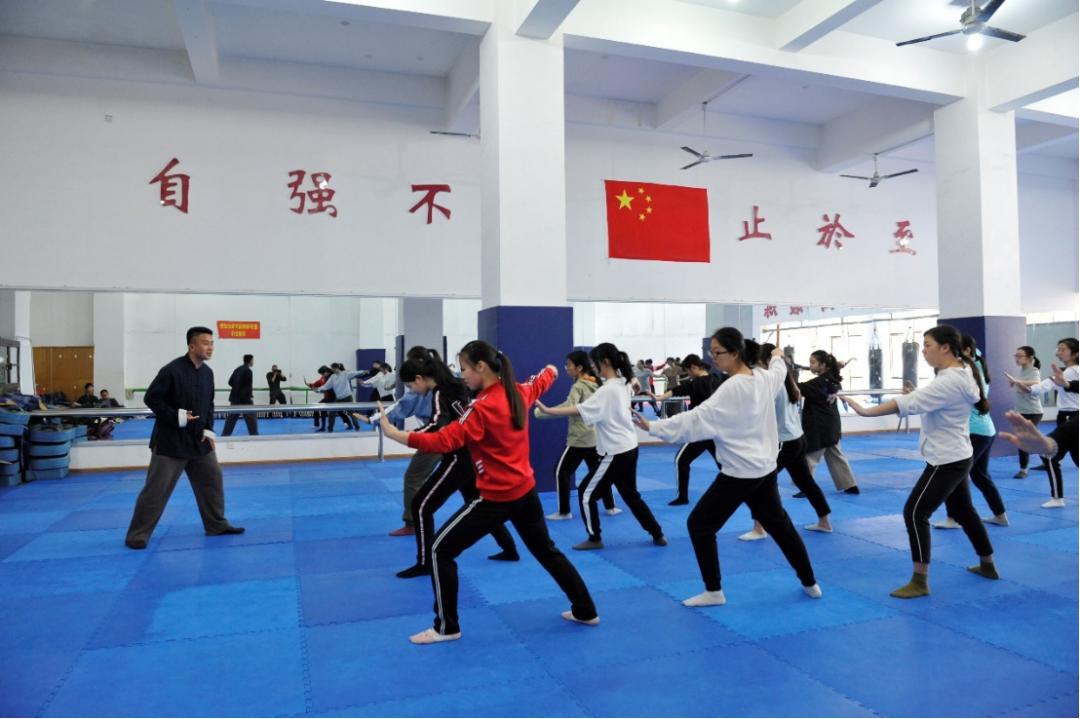 体育运动学校赛艇训练,体育课游泳项目