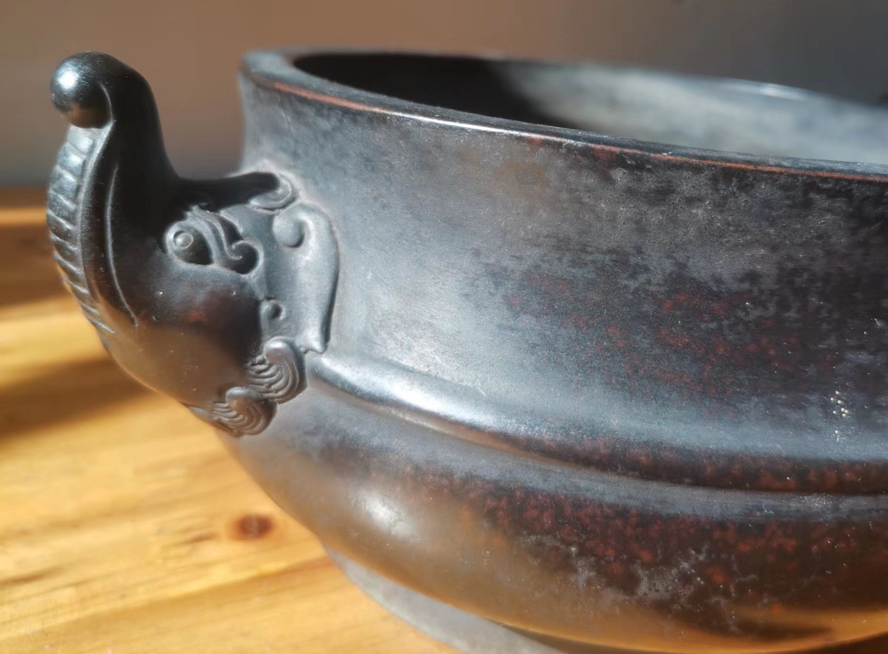 宣德炉黑漆古皮形成原因,珠光宝色的宣德炉