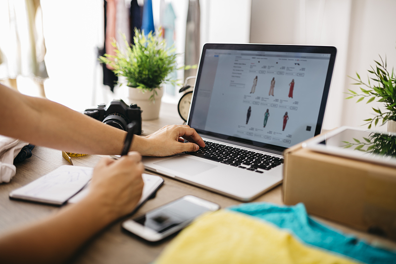 新闻周刊丨什么，今年过“节”不掏钱？“双11”AB面：年轻人忙着省，银发族热衷买