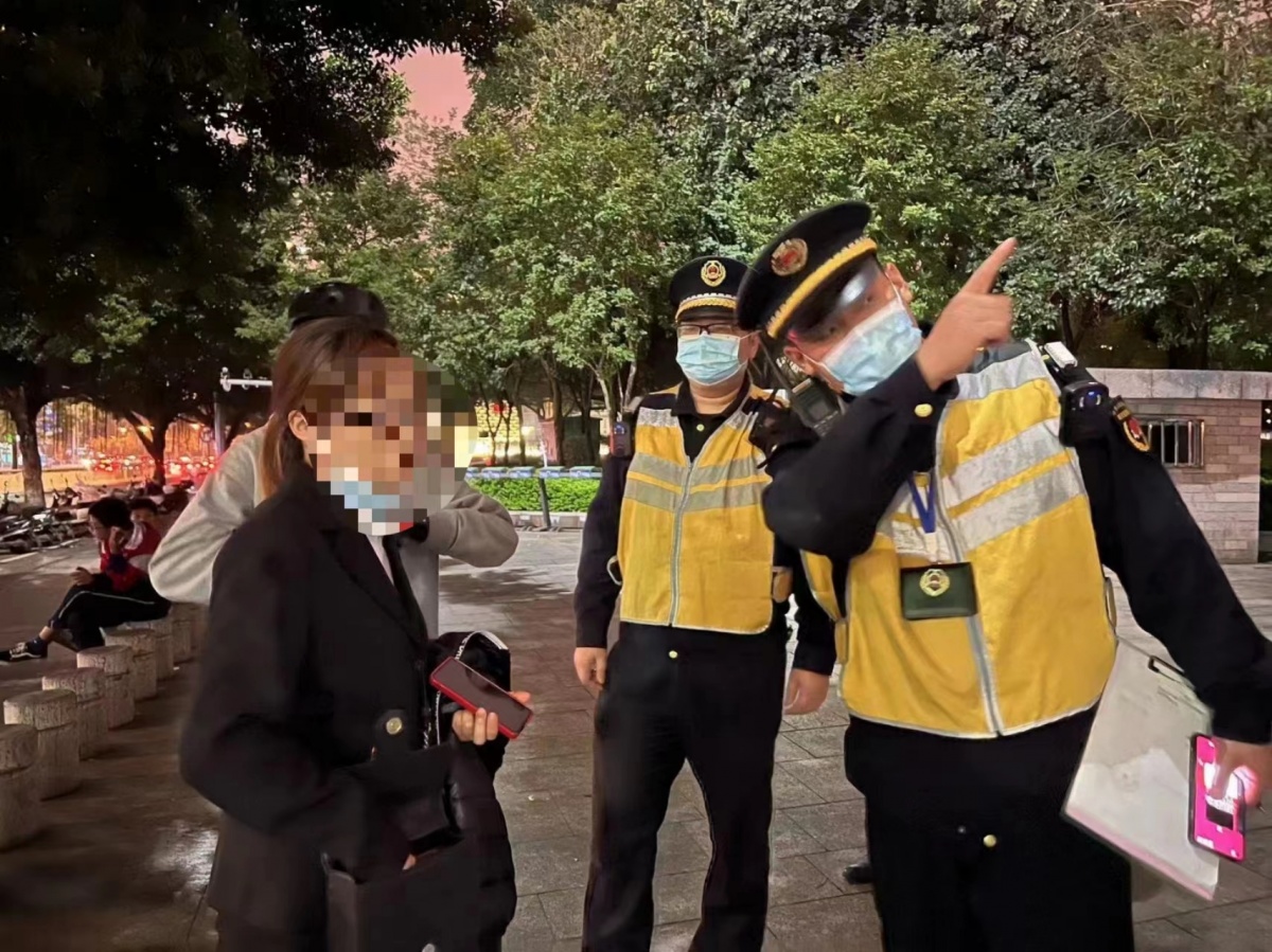 单车少年在广场路天桥玩“阶梯速降”，路过市民惊呼：太危险