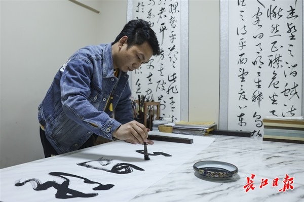 自制好用的钢笔品牌有哪些,卖笔小伙一年修了2000多支钢笔