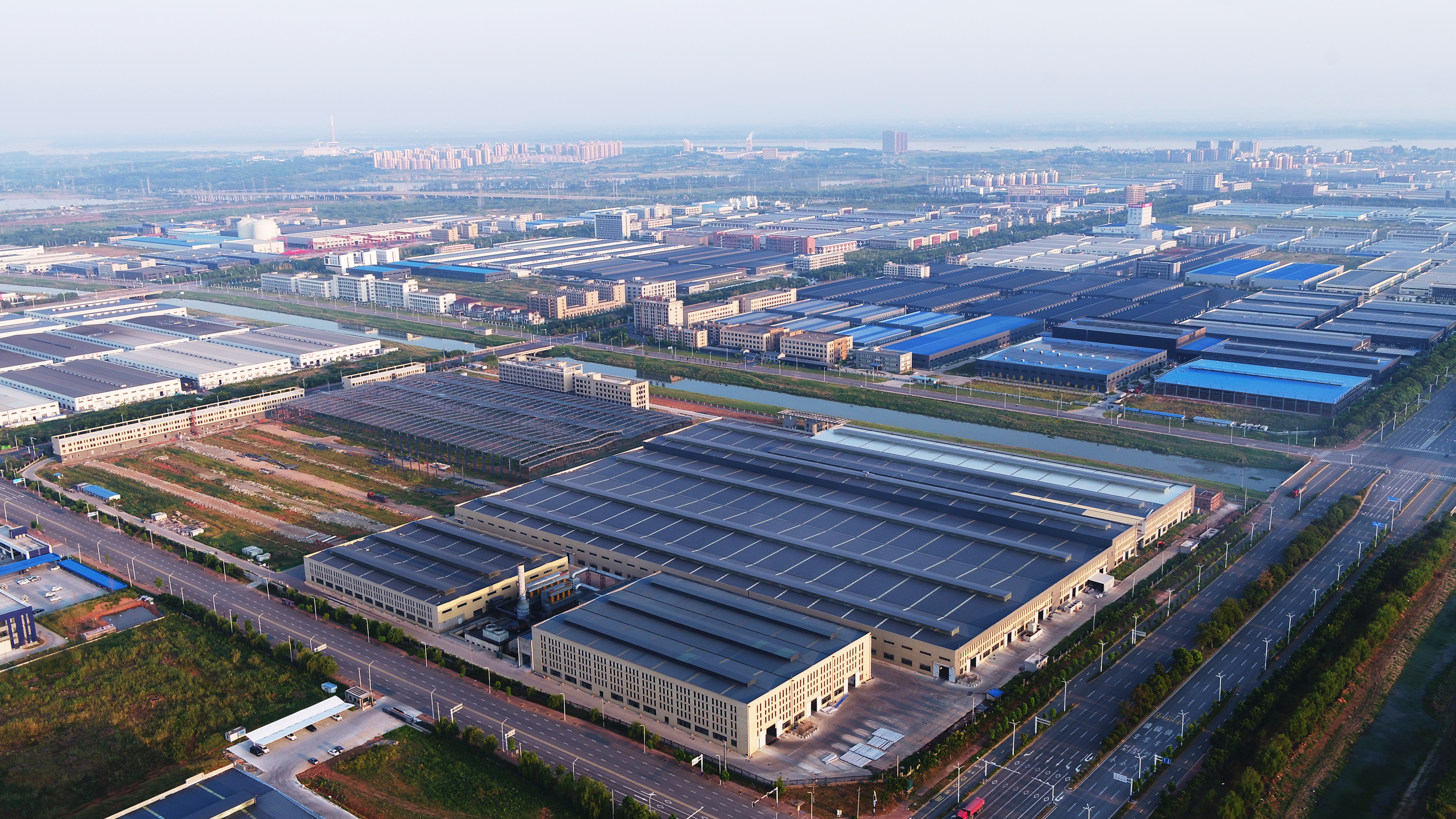 新华全媒辞旧迎新活力勃发,新华全媒减税降费