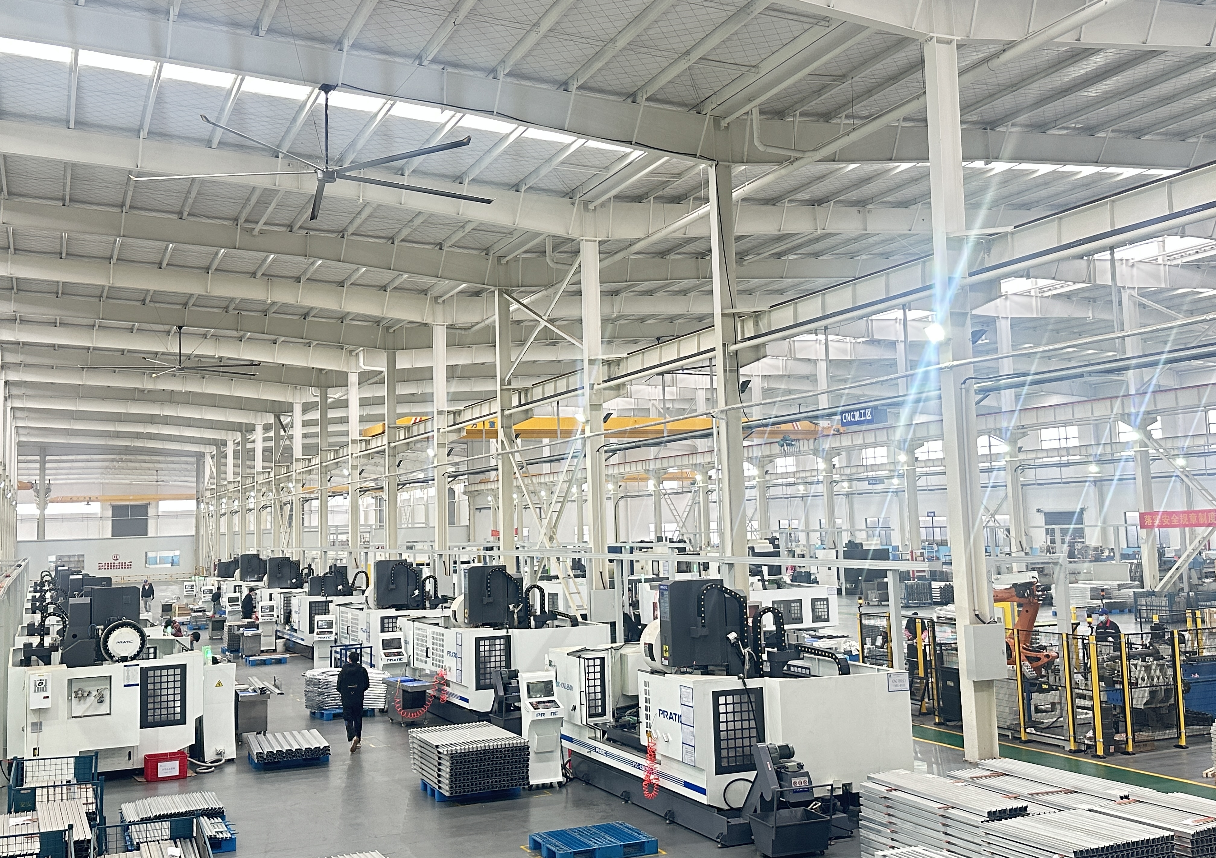 新华全媒辞旧迎新活力勃发,新华全媒减税降费