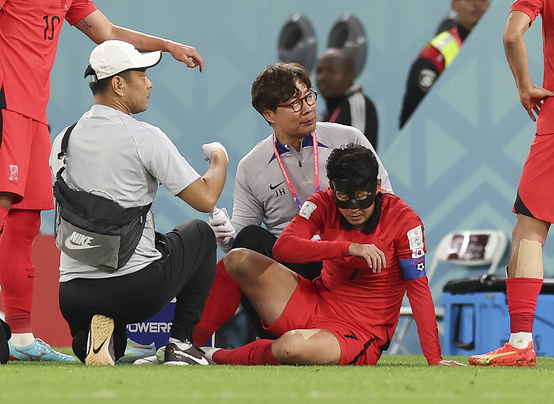 孙兴慜摘下面具痛哭,孙兴慜武球王失单刀难掩巨星本色