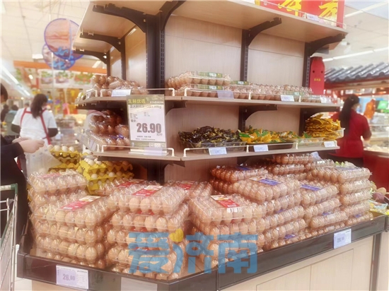 大白配送员,大白化身挑山工运送物资