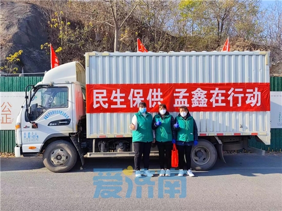 大白配送员,大白化身挑山工运送物资