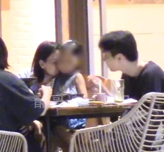 赵又廷高圆圆一家聚餐,女儿给父母喂饭,赵又廷一个动作暴露女儿奴属性