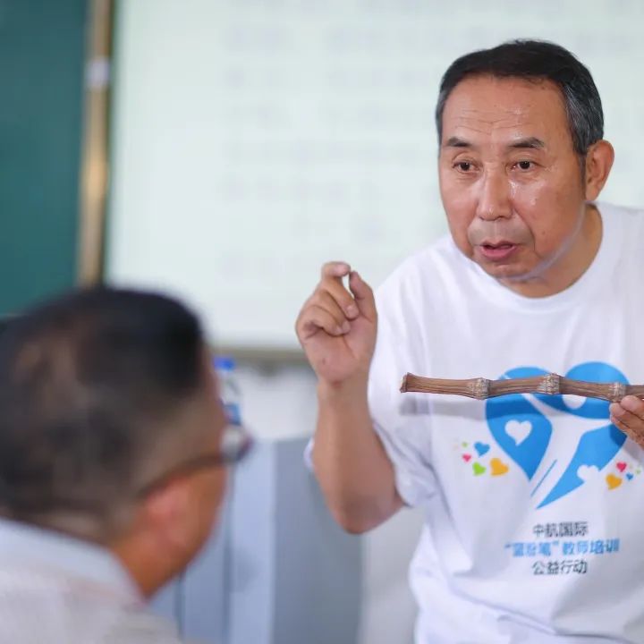 撑起乡村教育的希望,一支粉笔撑起一片蓝天