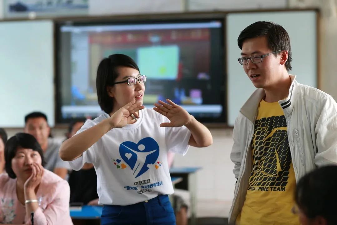 撑起乡村教育的希望,一支粉笔撑起一片蓝天