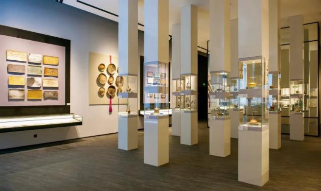 周建萍讲述韩美林,周建萍为韩美林做好一切准备