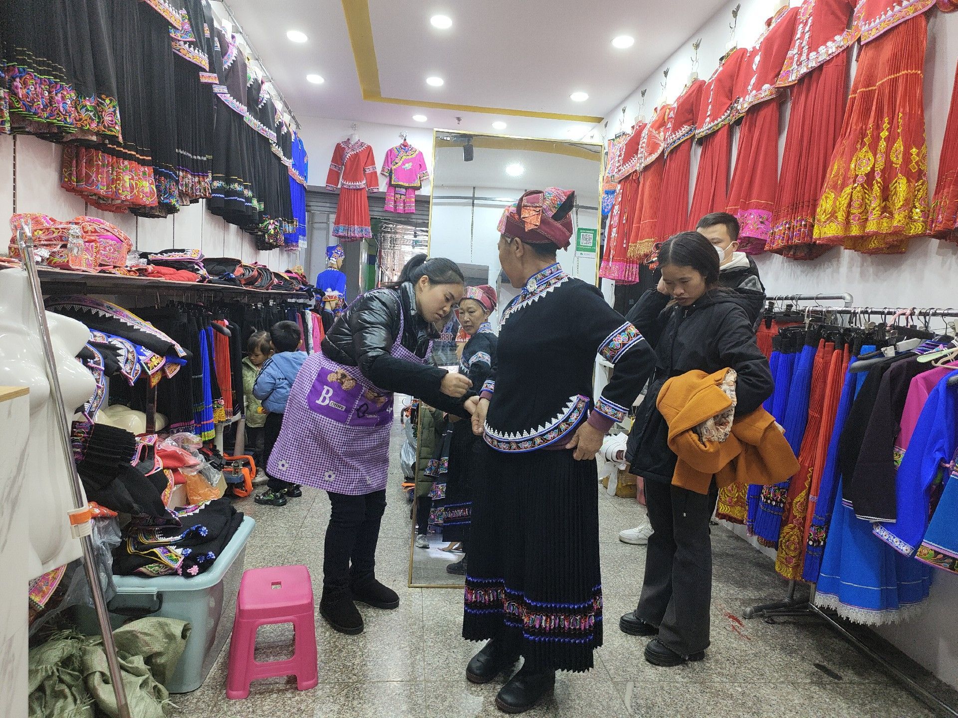 网络中国节·春节丨买新衣过大年！一起去逛民族服饰街