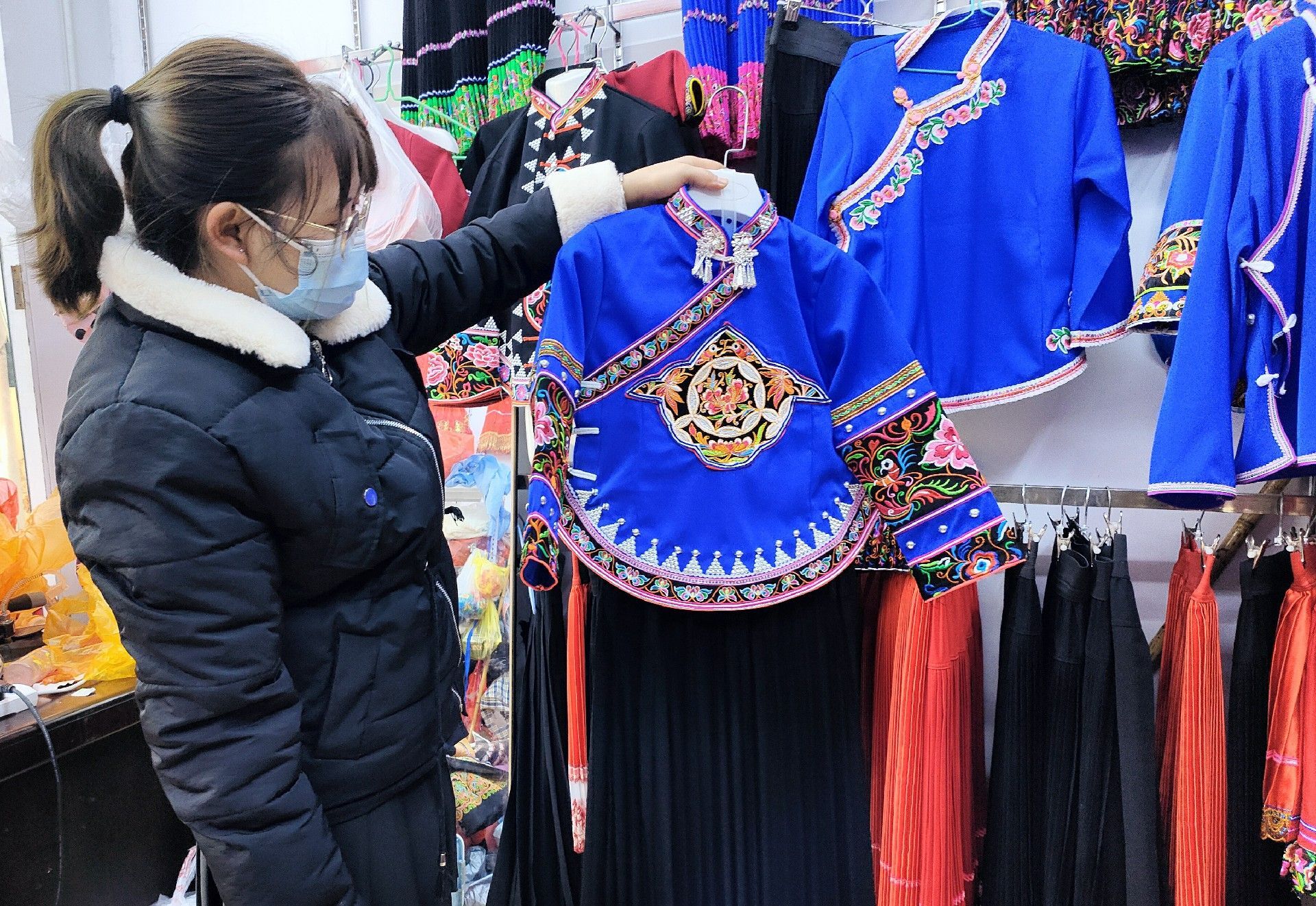 网络中国节·春节丨买新衣过大年！一起去逛民族服饰街