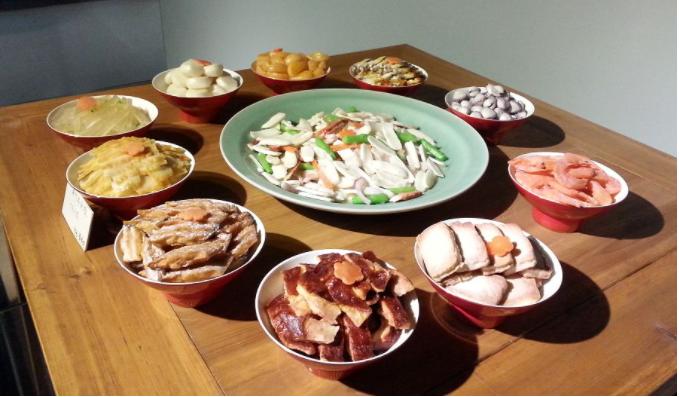 特色年夜饭畅销餐桌上的年味浓,一桌年夜饭成为游子们家的味道