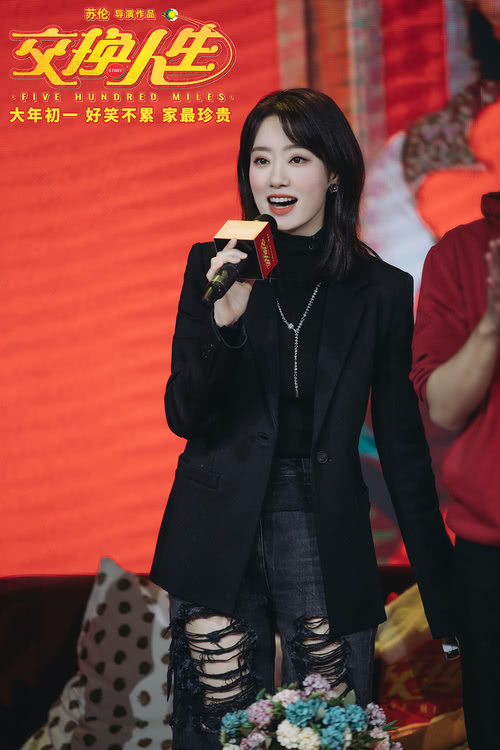 春节档合家欢喜剧《交换人生》影综跨界合作“春节家庭聚会指南”雷佳音张小斐张宥浩组团吃火锅唱KTV春节聚会的7种打开方式