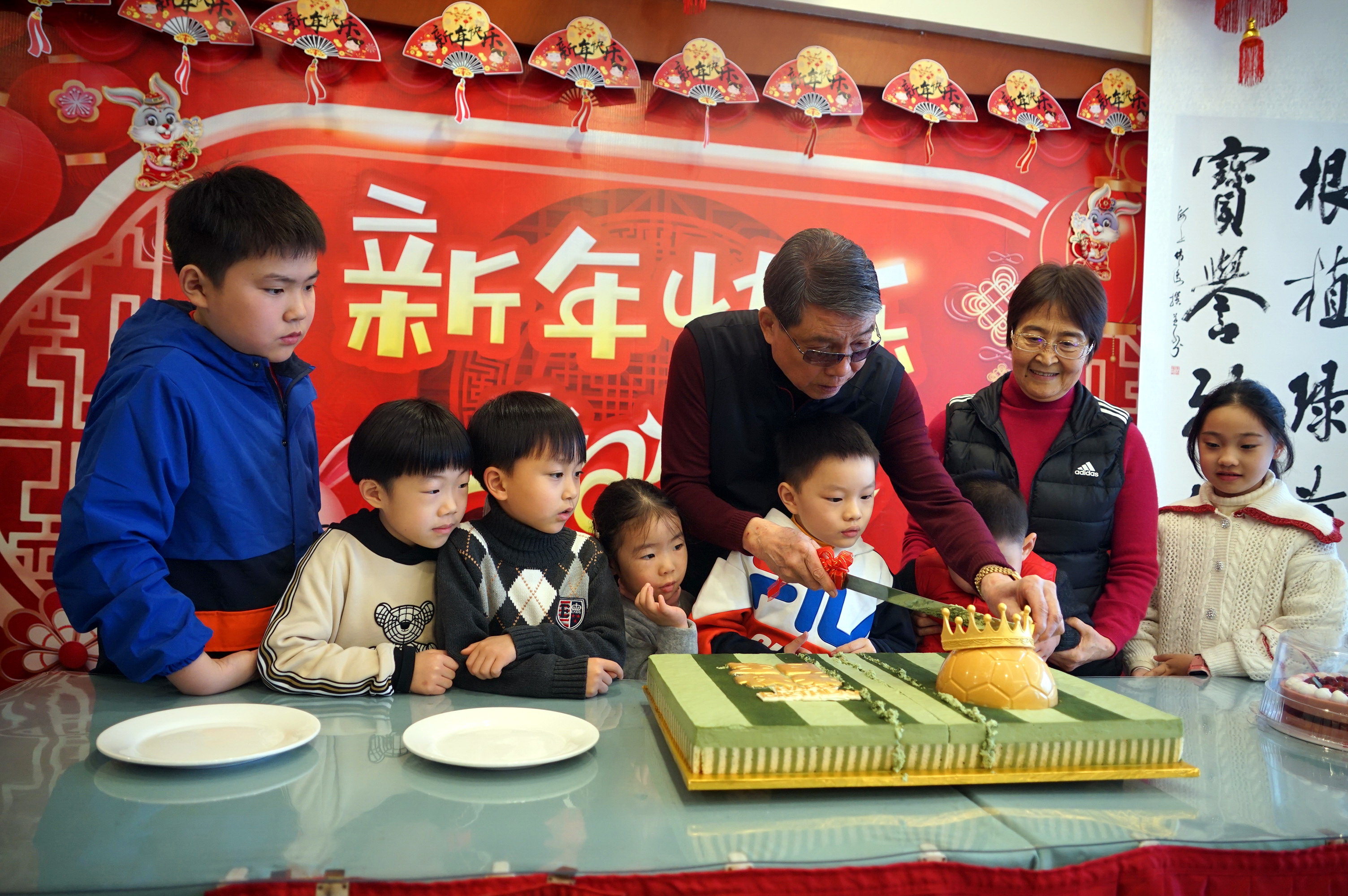 徐根宝80岁生日众弟子齐聚祝寿,众弟子为徐根宝过生日