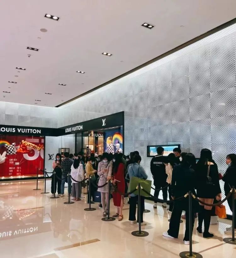 涨价的奢侈品,大排长龙奢侈品