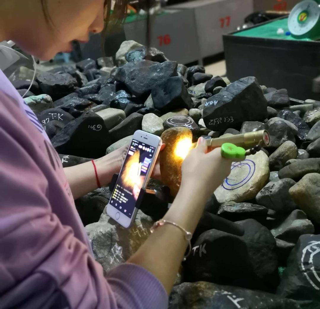 在直播间里买翡翠真能捡漏吗,还在直播间买翡翠注意什么