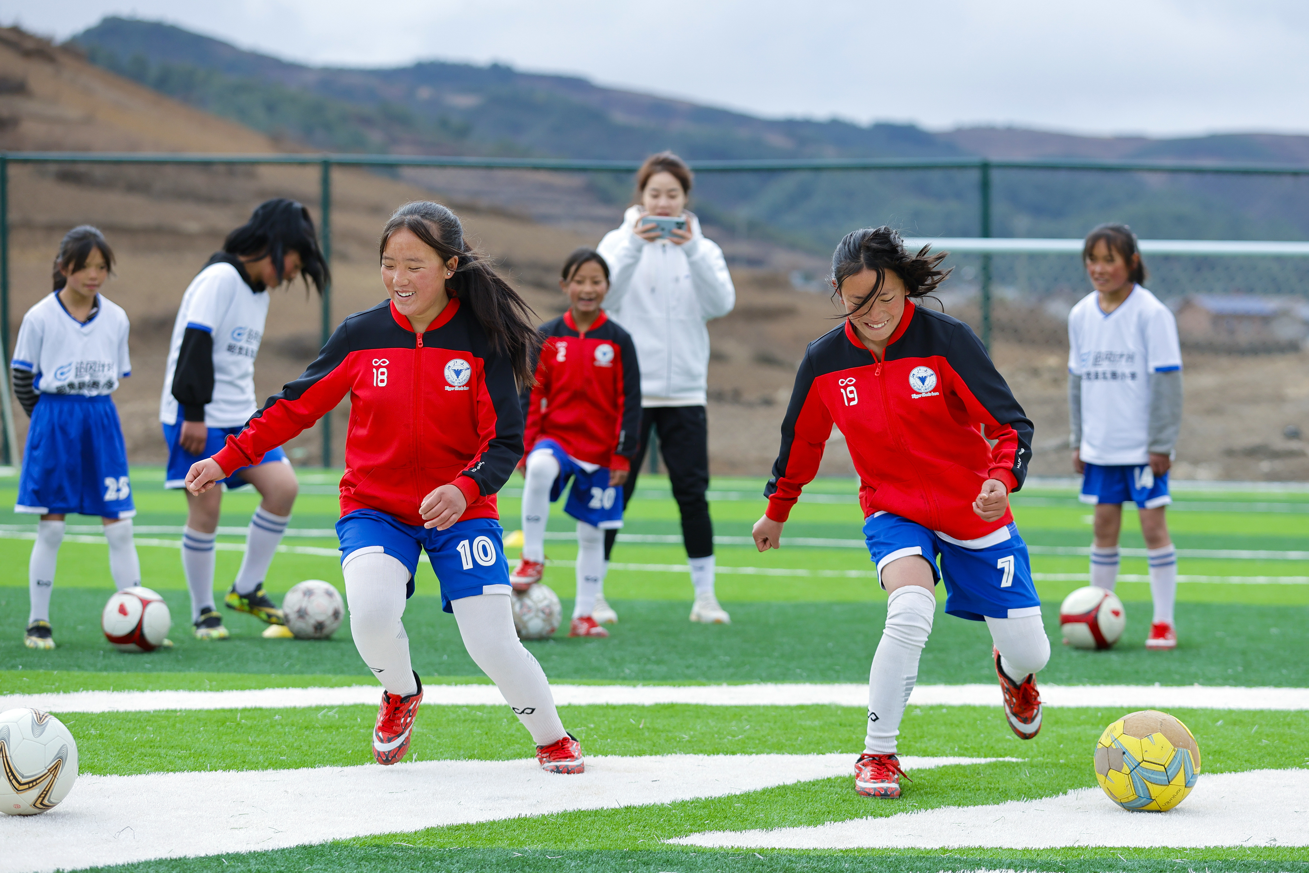 (新华全媒+)“玫瑰梦想球场”为大凉山女孩插上追梦翅膀,2