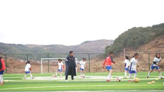 一座匪夷所思的球场和一位朴素的校长