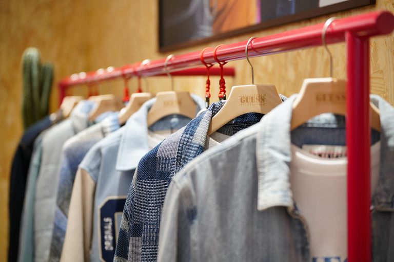 GUESSORIGINALS国内首家门店闪现上海潮酷锋芒等你解锁