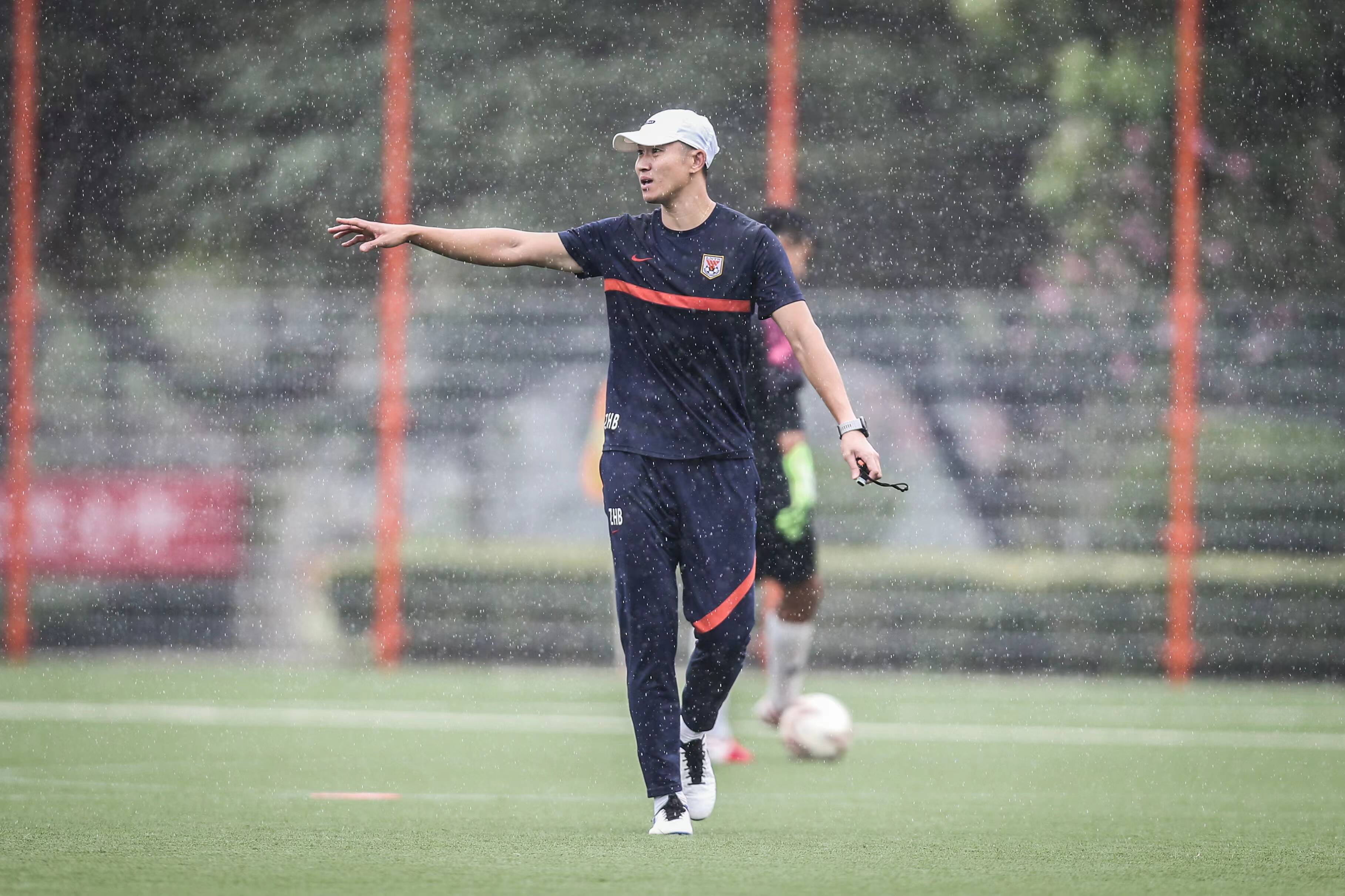 周海滨现在执教哪个队,周海滨当教练了吗