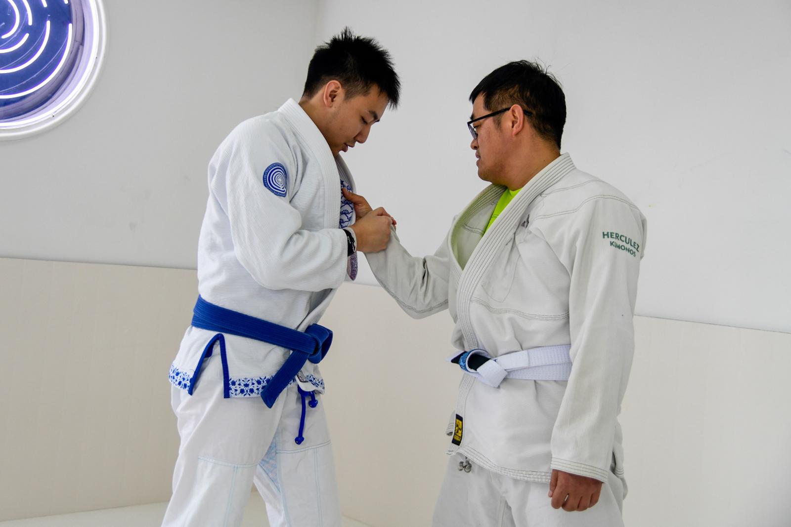 贴身缠斗、以弱克强！女白领爱上巴西柔术，像世界冠军一样降服对手战胜困难