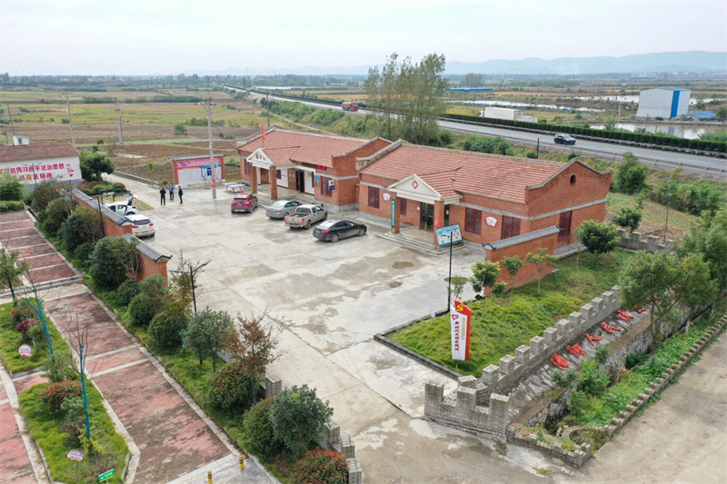 麻鸭当“红娘”莲藕走亲戚襄阳宜城跨区域*党**建“手牵手”牵出“新机遇