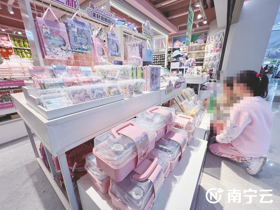 “咕卡”在南宁悄然流行学生爱不释手专家：要把握好时间